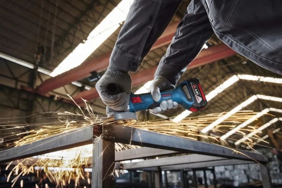 Bosch GWS 18V-8 Çift Akülü 4 Ah Taşlama Makinesi